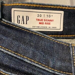 Gap dark wash skinny jeans